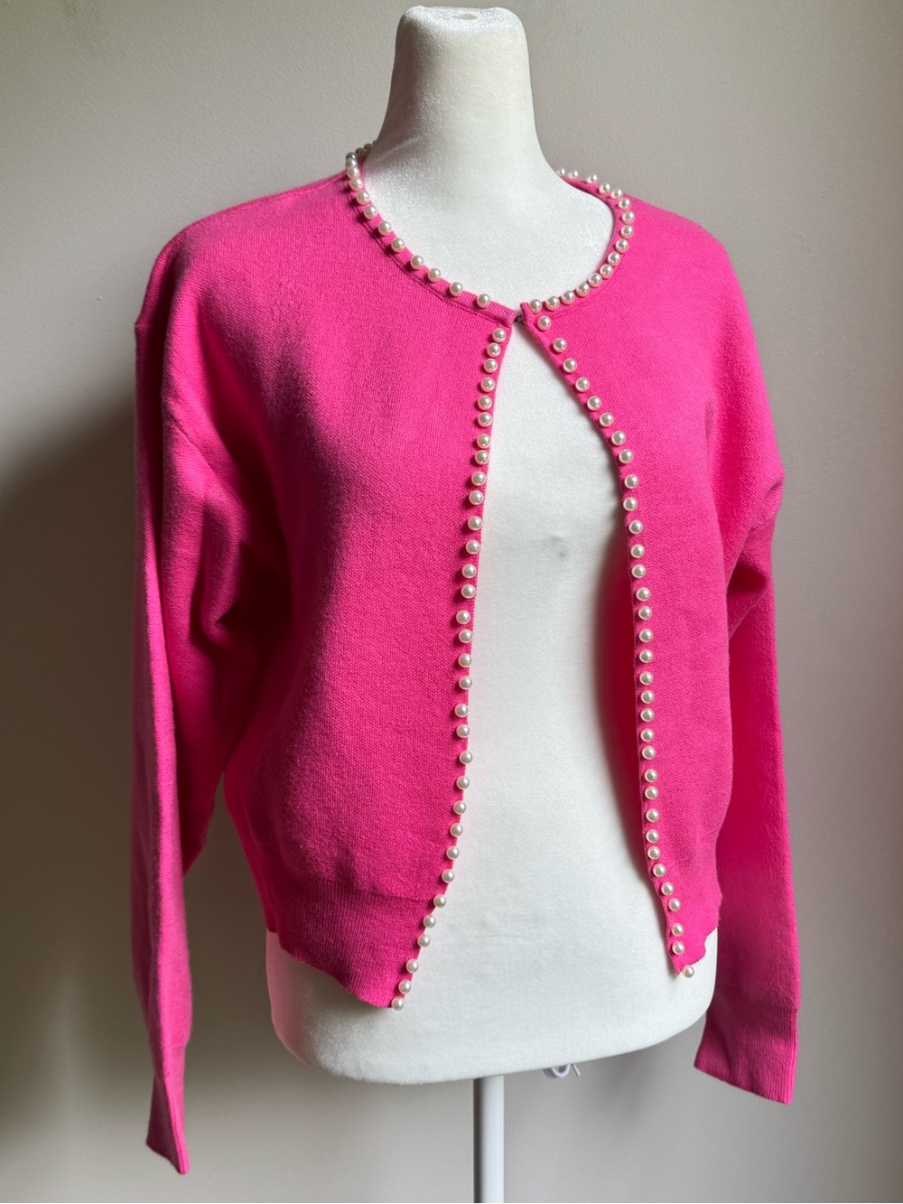 Avara NWT Women’s Hot Pink Pearl-Trim Clasp-front Cardigan Sweater Size Small - Picture 2 of 7